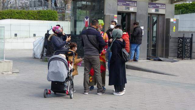 Kendisiyle selfie çekenlerin verdiği parayı beğenmeyen palyaçodan tehdit: Kalabalık olmasaydı bırakmazdım sizi