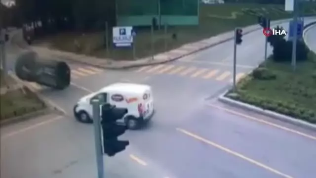 'Kırmızı ışık ihlali' faciası: 1 kişinin öldüğü, 3 kişinin yaralandığı kaza kamerada 'Kırmızı ışık ihlali' faciası: 1 kişinin öldüğü, 3 kişinin yaralandığı kaza kamerada