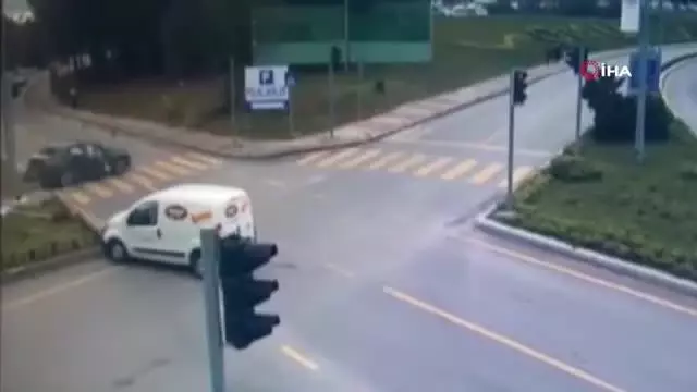 'Kırmızı ışık ihlali' faciası: 1 kişinin öldüğü, 3 kişinin yaralandığı kaza kamerada