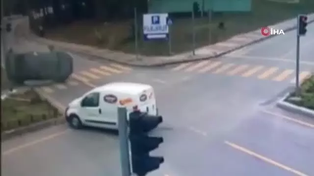 'Kırmızı ışık ihlali' faciası: 1 kişinin öldüğü, 3 kişinin yaralandığı kaza kamerada