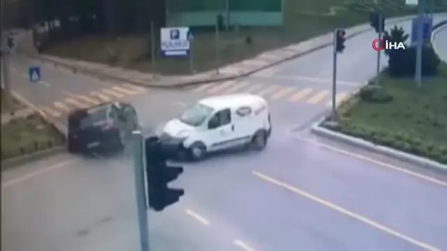 'Kırmızı ışık ihlali' faciası: 1 kişinin öldüğü, 3 kişinin yaralandığı kaza kamerada