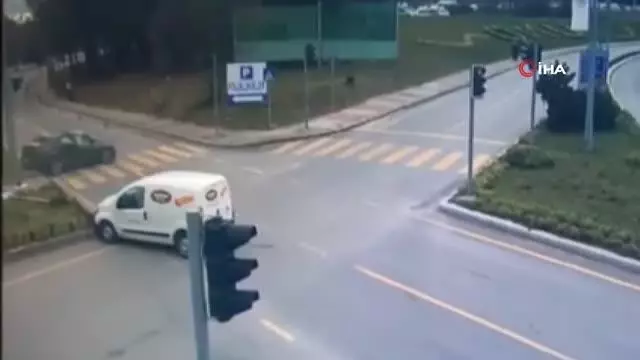 'Kırmızı ışık ihlali' faciası...Çarpmanın etkisiyle 2 vatandaş metrelerce böyle savruldu 'Kırmızı ışık ihlali' faciası...Çarpmanın etkisiyle 2 vatandaş metrelerce böyle savruldu