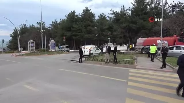 'Kırmızı ışık ihlali' faciası...Çarpmanın etkisiyle 2 vatandaş metrelerce böyle savruldu 'Kırmızı ışık ihlali' faciası...Çarpmanın etkisiyle 2 vatandaş metrelerce böyle savruldu