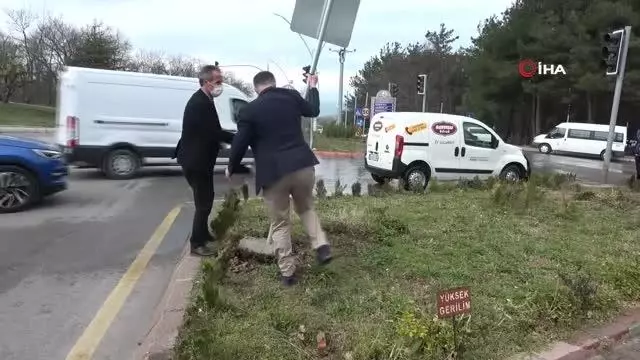'Kırmızı ışık ihlali' faciası...Çarpmanın etkisiyle 2 vatandaş metrelerce böyle savruldu 'Kırmızı ışık ihlali' faciası...Çarpmanın etkisiyle 2 vatandaş metrelerce böyle savruldu