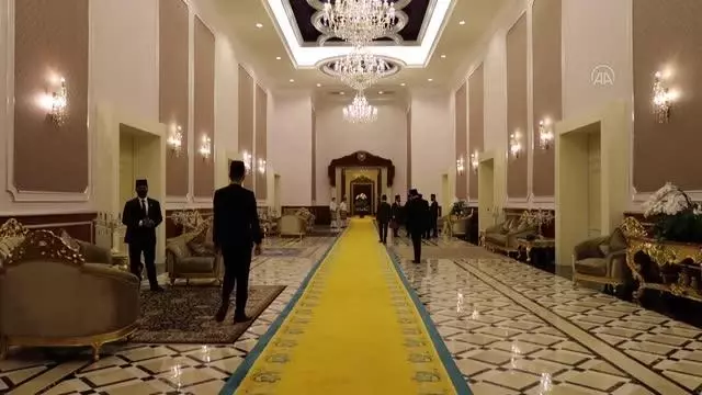 Son dakika haberleri: KUALA LUMPUR - Büyükelçi Kavakcı, Malezya Kraliçesi'ne Emine Erdoğan'ın hediyelerini iletti Son dakika haberleri: KUALA LUMPUR - Büyükelçi Kavakcı, Malezya Kraliçesi'ne Emine Erdoğan'ın hediyelerini iletti