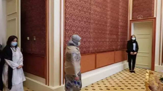 Son dakika haberleri: KUALA LUMPUR - Büyükelçi Kavakcı, Malezya Kraliçesi'ne Emine Erdoğan'ın hediyelerini iletti Son dakika haberleri: KUALA LUMPUR - Büyükelçi Kavakcı, Malezya Kraliçesi'ne Emine Erdoğan'ın hediyelerini iletti