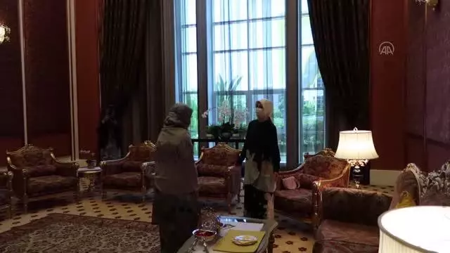 Son dakika haberleri: KUALA LUMPUR - Büyükelçi Kavakcı, Malezya Kraliçesi'ne Emine Erdoğan'ın hediyelerini iletti Son dakika haberleri: KUALA LUMPUR - Büyükelçi Kavakcı, Malezya Kraliçesi'ne Emine Erdoğan'ın hediyelerini iletti