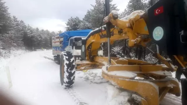 Manisa'nın yüksek kesimlerinde karla mücadele devam ediyor