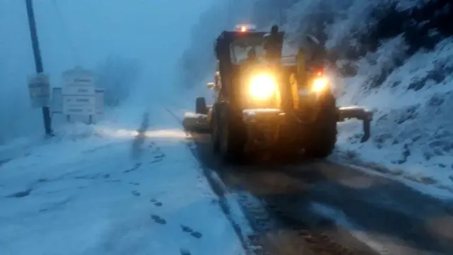 Manisa'nın yüksek kesimlerinde karla mücadele devam ediyor