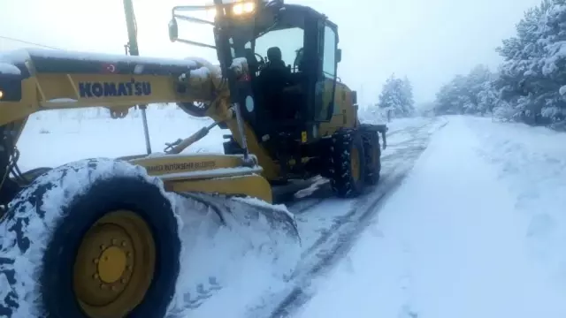 Manisa'nın yüksek kesimlerinde karla mücadele devam ediyor