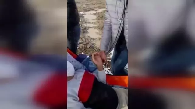 Sağlık ekipleri köyden sedyeyle aldıkları hastayı 2 kilometre uzakta bekleyen ambulansa taşıdı Sağlık ekipleri köyden sedyeyle aldıkları hastayı 2 kilometre uzakta bekleyen ambulansa taşıdı