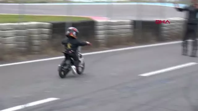 SPOR Kenan Sofuoğlu 2 yaşındaki oğlu Zayn'ı Formula-1 yarışlarına hazırlıyor