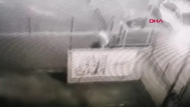 SİLİVRİ'DE BEKÇİ İLE ŞÜPHELİLER ARASINDA KOVALAMACA KAMERADA SİLİVRİ'DE BEKÇİ İLE ŞÜPHELİLER ARASINDA KOVALAMACA KAMERADA