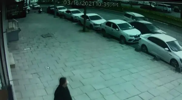 SULTANGAZİ'DE YOLA PARK EDİLEN OTOMOBİLE BÖYLE ÇARPTI SULTANGAZİ'DE YOLA PARK EDİLEN OTOMOBİLE BÖYLE ÇARPTI