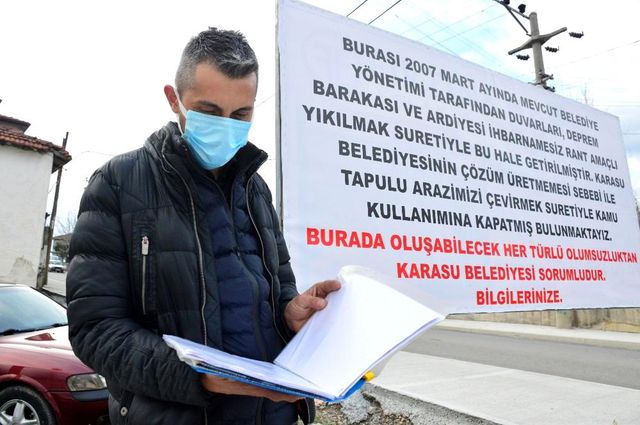 Usulsüz olarak yol geçtiğini iddia ettiği arsasını dubalarla kapatarak nöbet tuttu