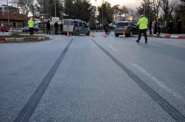 KARAMAN Yol ortası devrilen aracı 6 kişi kaldırıp düzeltti KARAMAN Yol ortası devrilen aracı 6 kişi kaldırıp düzeltti