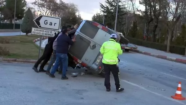 KARAMAN Yol ortası devrilen aracı 6 kişi kaldırıp düzeltti KARAMAN Yol ortası devrilen aracı 6 kişi kaldırıp düzeltti