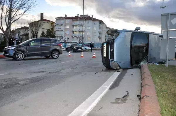 KARAMAN Yol ortası devrilen aracı 6 kişi kaldırıp düzeltti KARAMAN Yol ortası devrilen aracı 6 kişi kaldırıp düzeltti