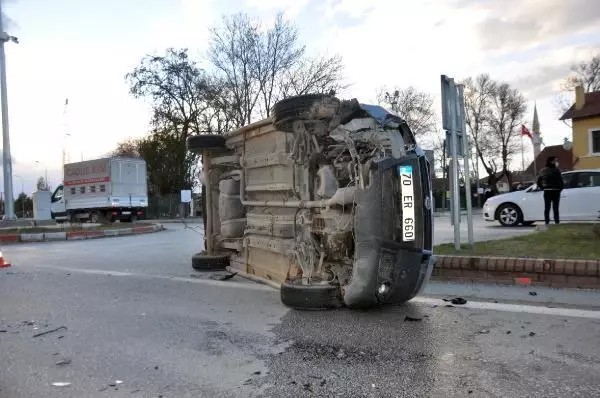 KARAMAN Yol ortası devrilen aracı 6 kişi kaldırıp düzeltti KARAMAN Yol ortası devrilen aracı 6 kişi kaldırıp düzeltti