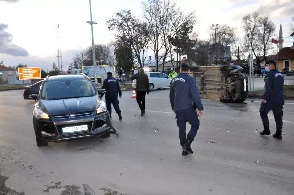 KARAMAN Yol ortası devrilen aracı 6 kişi kaldırıp düzeltti KARAMAN Yol ortası devrilen aracı 6 kişi kaldırıp düzeltti