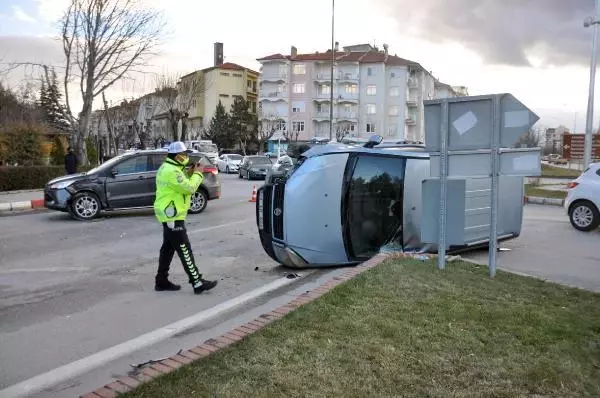 KARAMAN Yol ortası devrilen aracı 6 kişi kaldırıp düzeltti KARAMAN Yol ortası devrilen aracı 6 kişi kaldırıp düzeltti