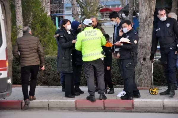 KARAMAN Yol ortası devrilen aracı 6 kişi kaldırıp düzeltti KARAMAN Yol ortası devrilen aracı 6 kişi kaldırıp düzeltti