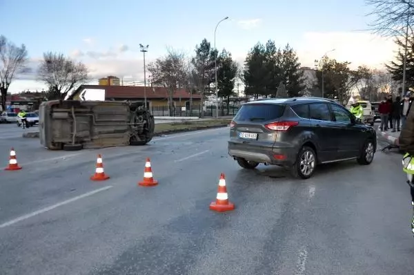 KARAMAN Yol ortası devrilen aracı 6 kişi kaldırıp düzeltti KARAMAN Yol ortası devrilen aracı 6 kişi kaldırıp düzeltti