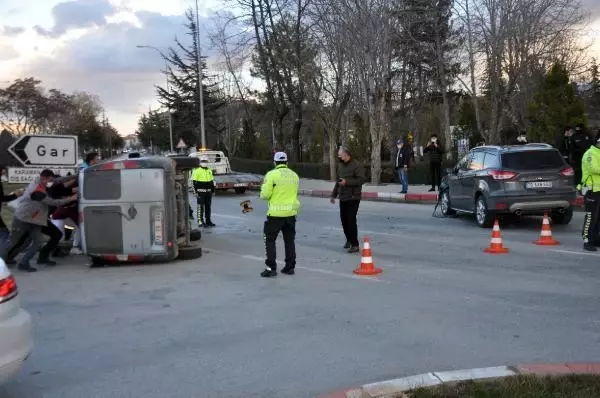 KARAMAN Yol ortası devrilen aracı 6 kişi kaldırıp düzeltti KARAMAN Yol ortası devrilen aracı 6 kişi kaldırıp düzeltti