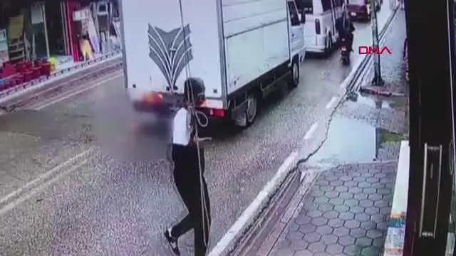 ADANA Hatalı sollama yapan sürücünün kediyi ezdiği anlar kamerada