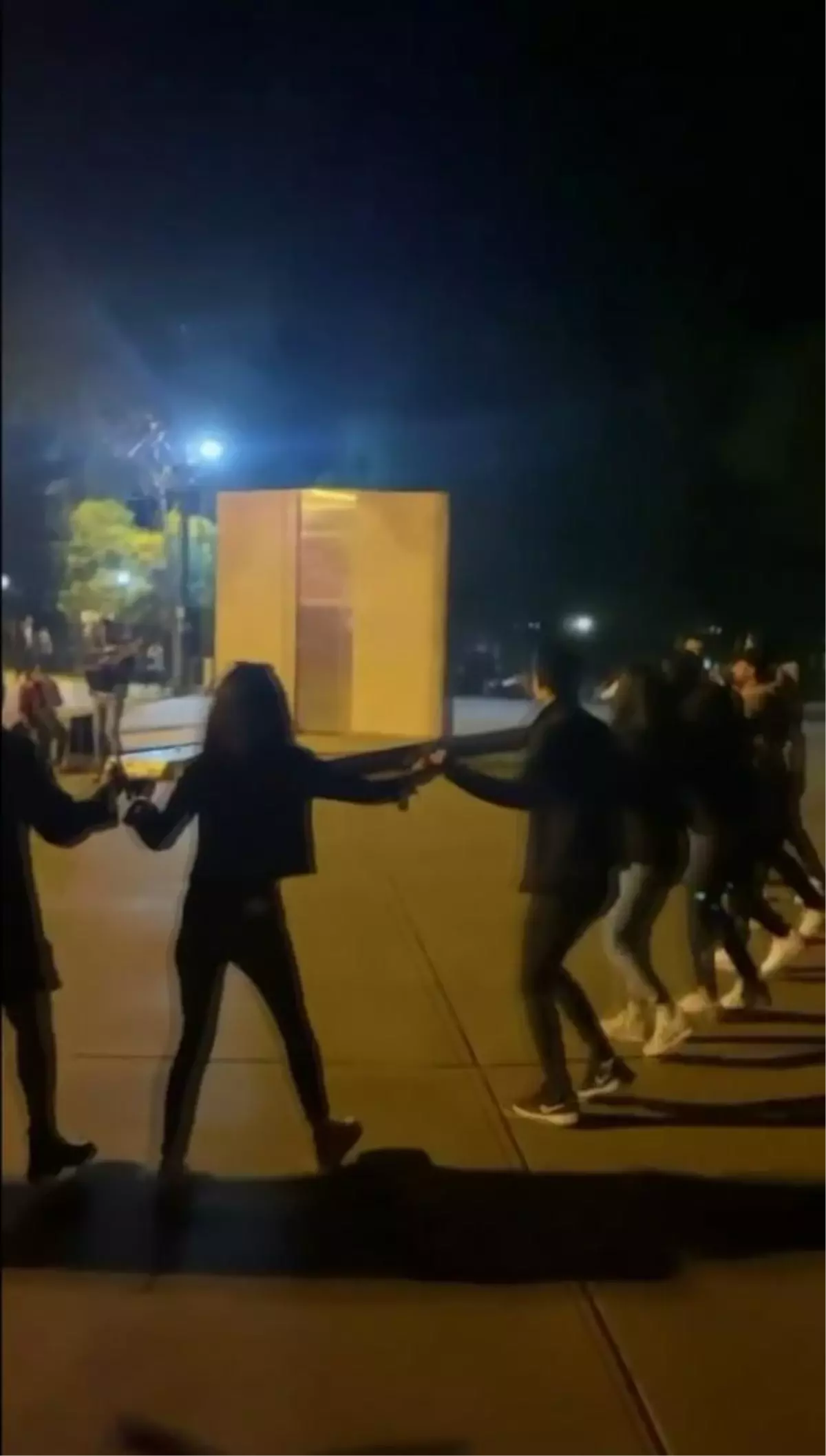 ANTALYA Covid tedbirlerini hiçe sayan bir grup genç parkta türkü söyleyip halay çekti