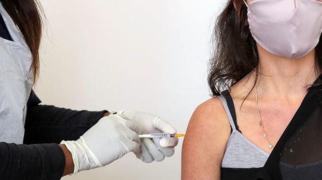 Avrupa İlaç Ajansı'nın 'kullanımını durdurmayın' dediği AstraZeneca aşısını yaptıran hemşire komaya girdi