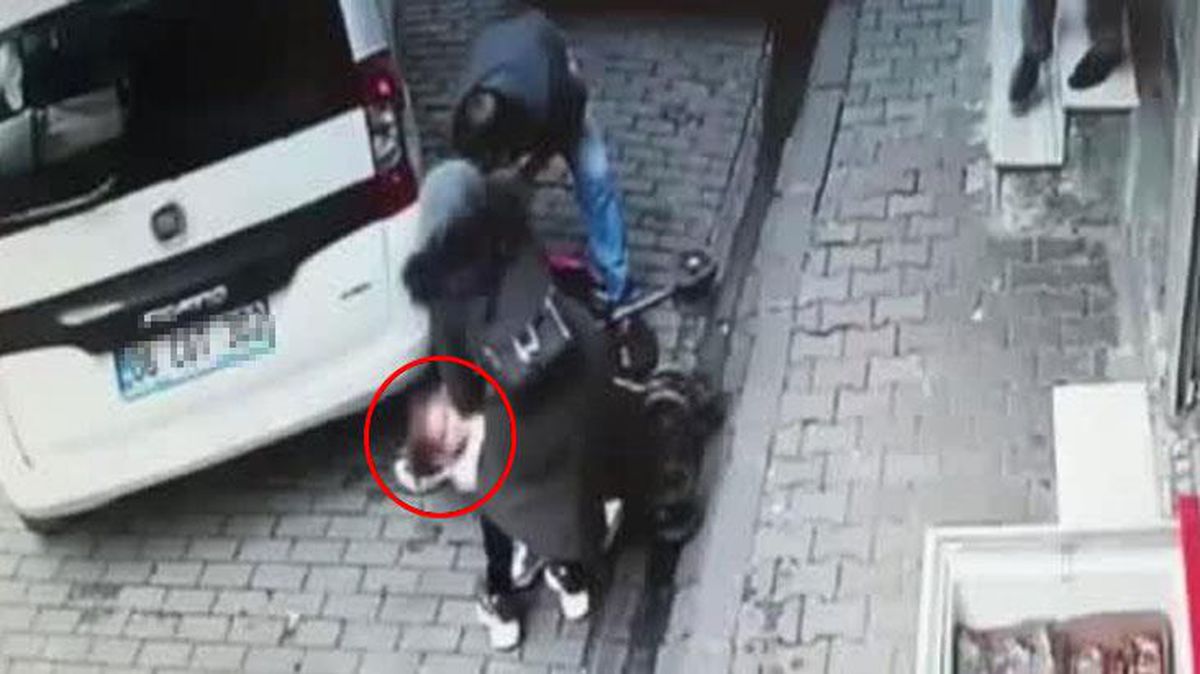 Bağcılar'da içinde bebek bulunan araba yola düştü, o anlar kameraya yansıdı