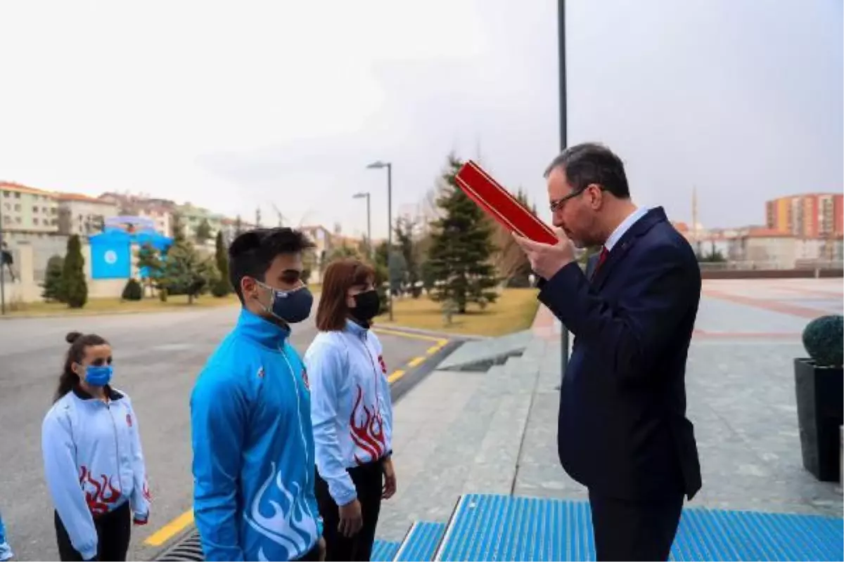 Bakan Kasapoğlu'na Gelibolu'dan getirilen toprak, deniz suyu ve Türk bayrağı takdim edildi