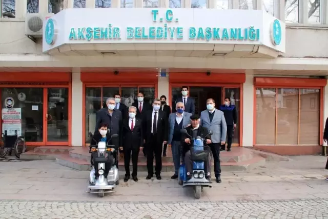 Başkan Akkaya'dan yurt dışındaki hayırseverlere plaket