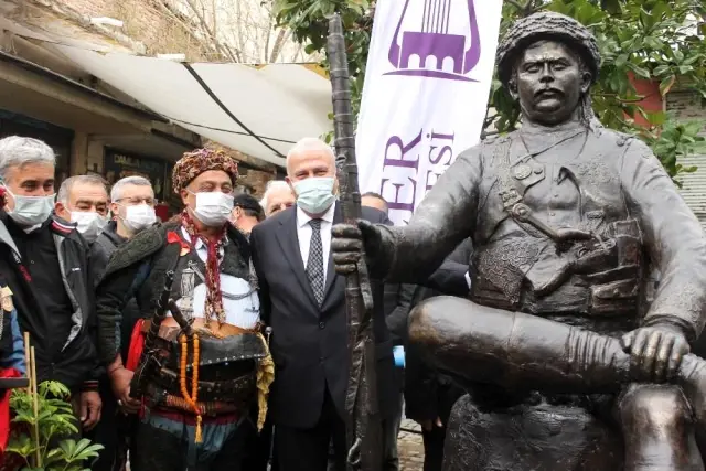 Başkan Atay'dan anlamlı heykel açılışı Başkan Atay'dan anlamlı heykel açılışı