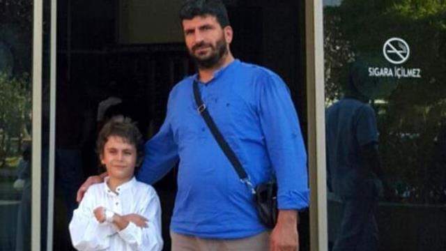 Boynuna dolanan ip nedeniyle nefessiz kalan çocuk hayatını kaybetti! Cenaze namazını babası kıldırdı