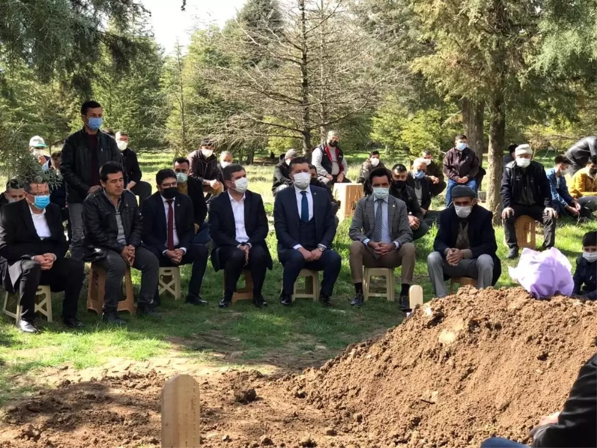 Burdur'da bıçaklanarak öldürülen Gizem'in cenazesi toprağa verildi