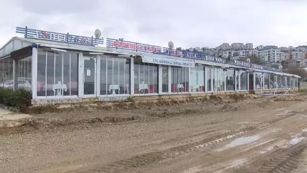 BÜYÜKÇEKMECE SAHİLİ'NDE DÜKKANLARI MÜHÜRLENEN GÖZLEMECİLERDEN TEPKİ