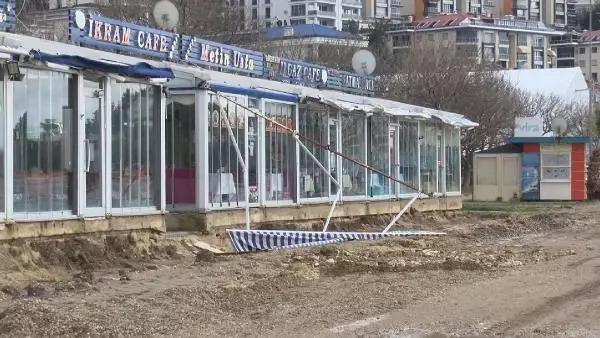 BÜYÜKÇEKMECE SAHİLİ'NDE DÜKKANLARI MÜHÜRLENEN GÖZLEMECİLERDEN TEPKİ