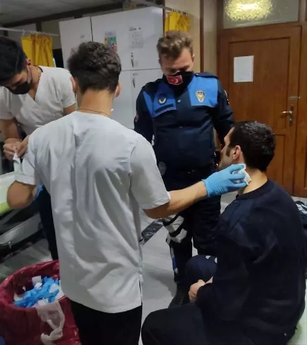 Son dakika haberi! Çivili sopayla kediye işkence yapıp, zabıtayı darbeden şüpheli gözaltına alındı Son dakika haberi! Çivili sopayla kediye işkence yapıp, zabıtayı darbeden şüpheli gözaltına alındı