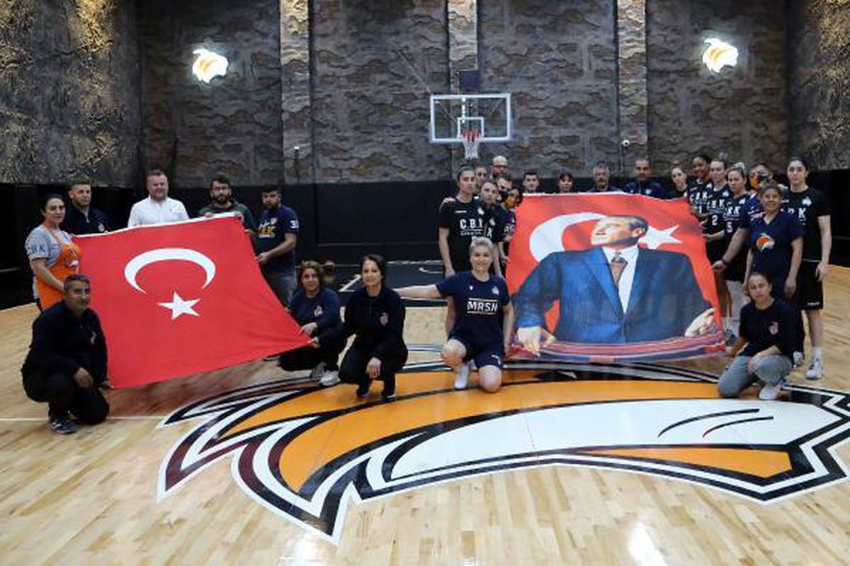 Son dakika haberleri... Çukurova Basketbol'dan şehitlere bayraklı anma