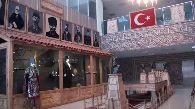 Demirci ilçesindeki Hükümet Konağı'nda 'Kahramanlık Köşesi' ziyaretçilerden ilgi görüyor