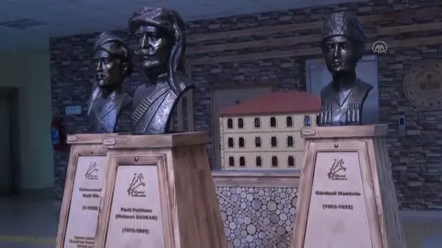 Demirci ilçesindeki Hükümet Konağı'nda 'Kahramanlık Köşesi' ziyaretçilerden ilgi görüyor