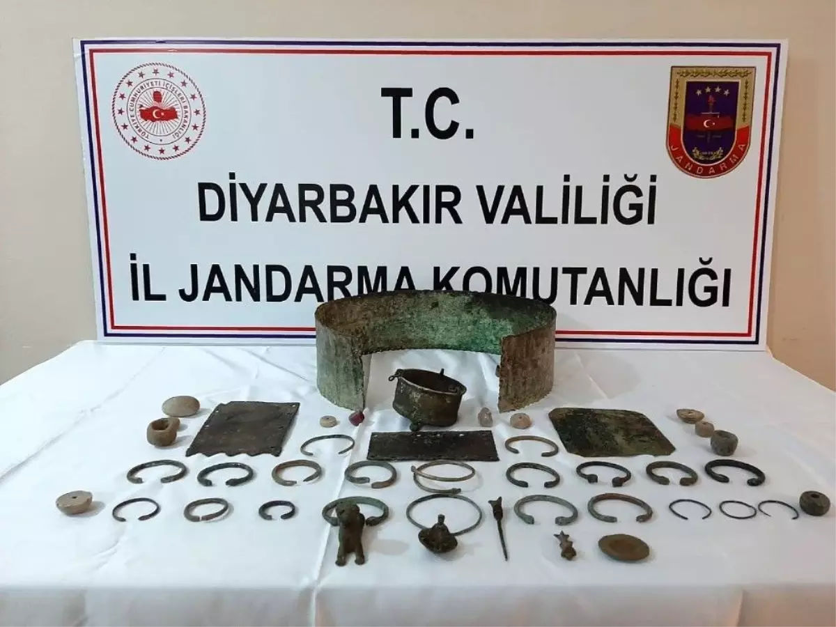 Diyarbakır'da tarihi eser kaçakçılığı operasyonu: Urartu ve Rome dönemlerine ait eserleri giysilerinin içine saklamışlar