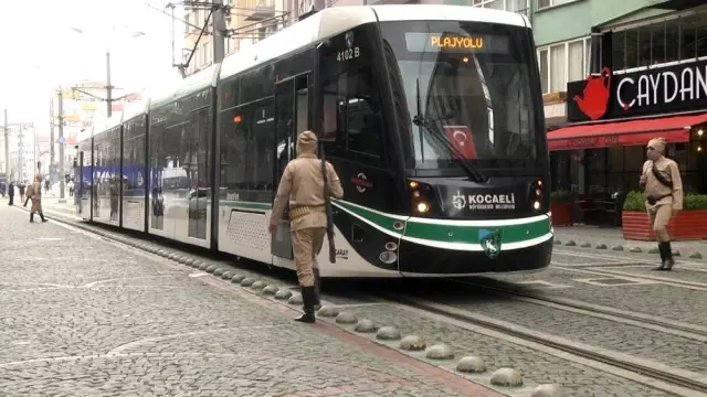 dur yolcu diyen askerler tramvayin onunu kest 2 14002599 o