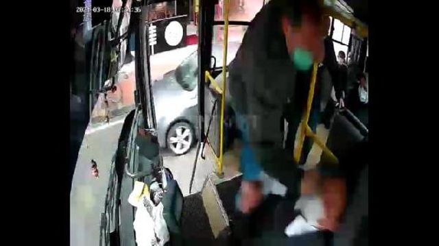 durak disinda otobuse binmek isteyen kisi 2 14003092 o