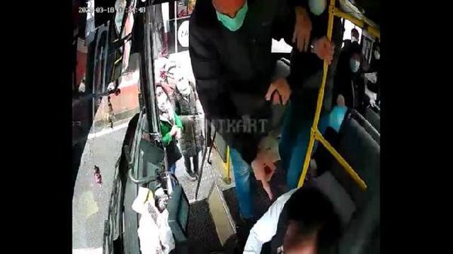 durak disinda otobuse binmek isteyen kisi 3 14003092 o