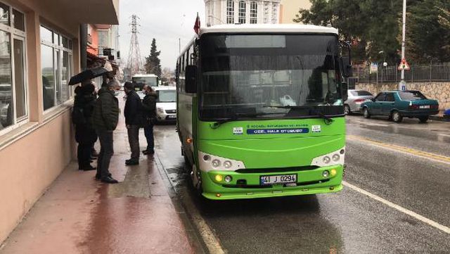 durak disinda otobusu binmek isteyen kisi 4 14002382 o