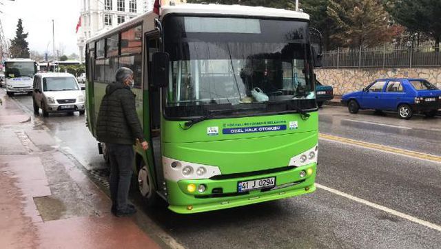 durak disinda otobusu binmek isteyen kisi 5 14002382 o