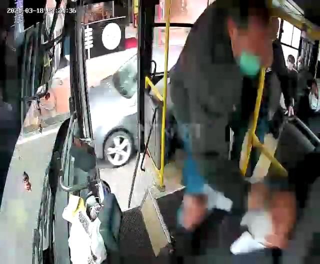 durak ilerde diye uyaran otobus surucusunu bo 14003019 o
